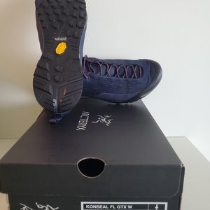 Arc'teryx Konseal FL GTX in Midnight Purple, Women's size US 8. Brand new in box